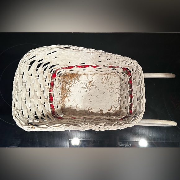 Beautiful Vintage White Wicker Christmas Sleigh w/ Greenery & Decor 15” x 11” - Picture 10 of 12